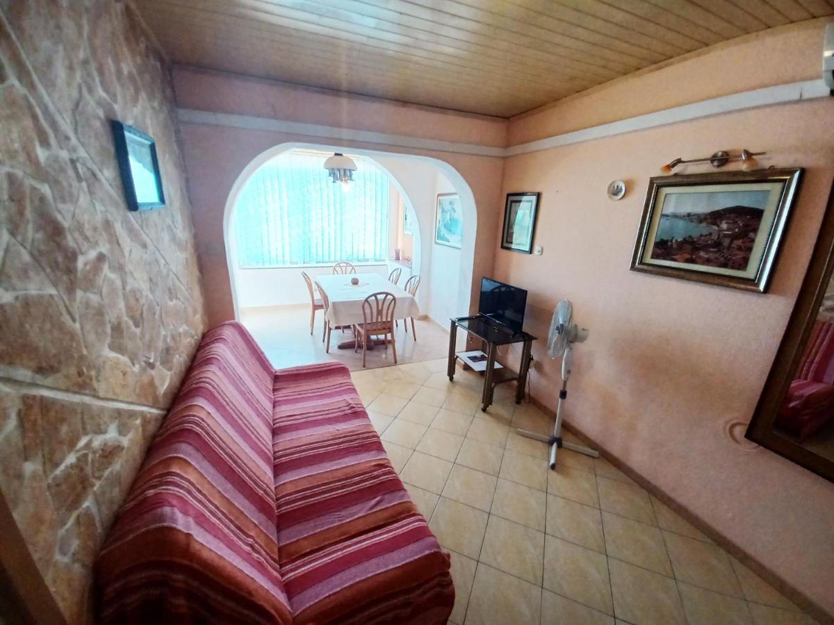 Apartments Carmen Vinišće Esterno foto