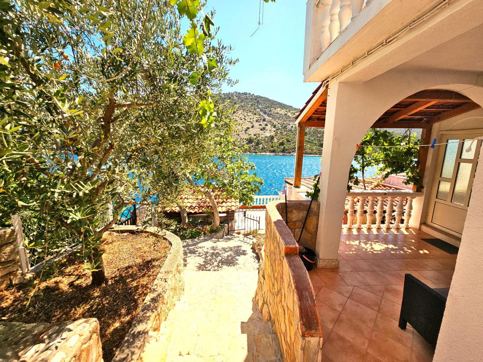 Apartments Carmen Vinišće Esterno foto