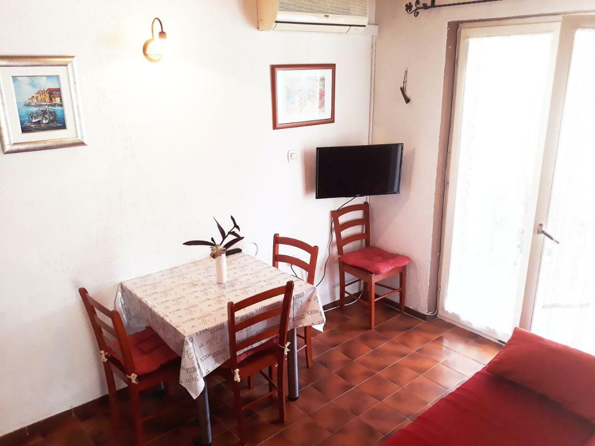 Apartments Carmen Vinišće Esterno foto