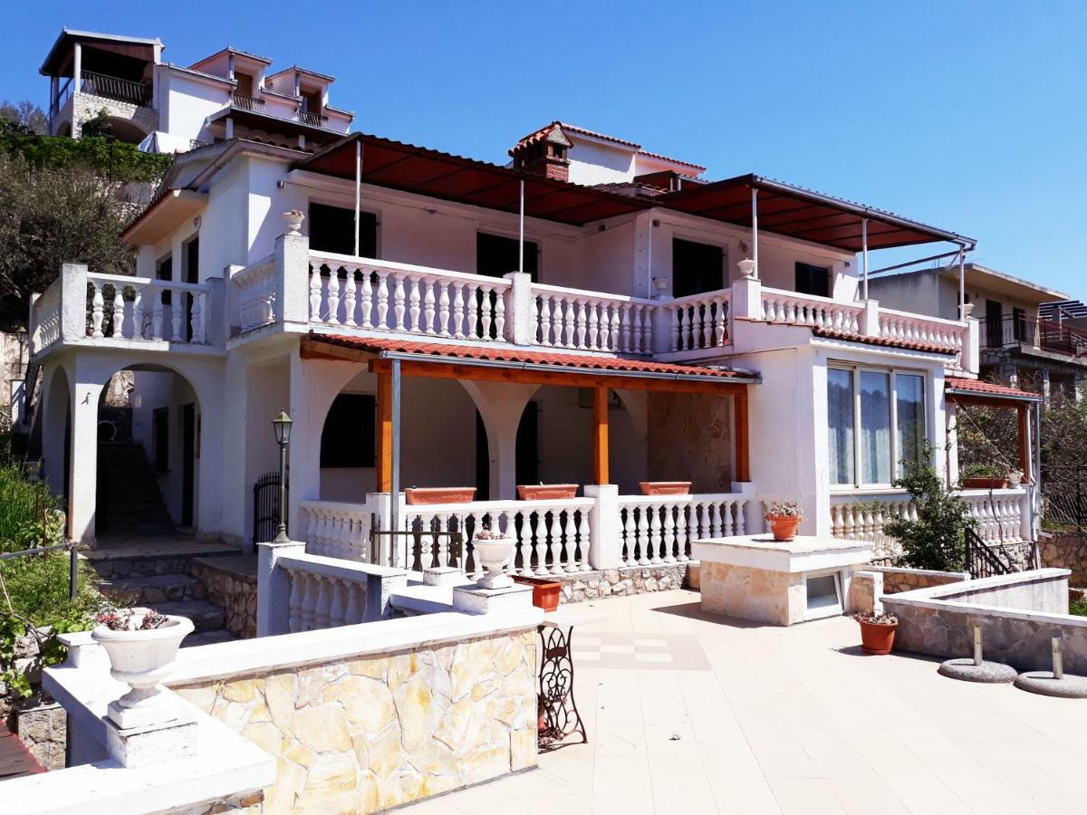 Apartments Carmen Vinišće Esterno foto